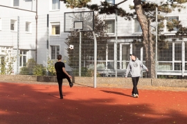 Jugendliche auf dem Sportplatz des Don Bosco Jugendwerk Nürnberg