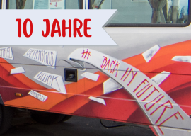 Seite des BIF Beratungsbusses mit der Aufschrift "10 Jahre Back In Future"