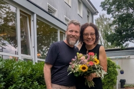 Stefan Müller, Einrichtungsleiter von Don Bosco Nürnberg, überreicht einen Blumenstrauß an Elisabeth Wolf-Treichel