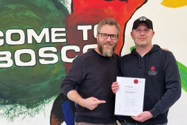 Jiri Pacourek und Stefan Müller präsentieren das Abschlusszertifikat