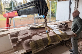 Ein Kran befördert das Don Bosco Relief durch das Fenster aus dem alten Pfarrhaus der Salesianer Don Boscos in Nürnberg
