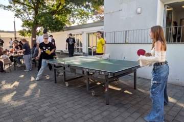 Junge Menschen spielen Tischtennis im Hof des Offenen Treffs von Don Bosco N&uuml;rnberg