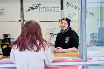 Der Smart Kiosk bietet unkomplizierte Hilfe oder einfach nur nette Gespräche