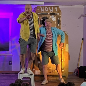 Szene aus dem St&uuml;ck "Sternenhimmel" des Kindertheaters "Rootsl&ouml;ffel" im Kinderhort Bartolino N&uuml;rnberg