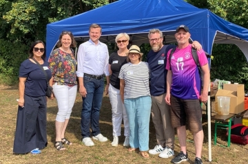Sozialreferentin Elisabeth Ries und OB Markus König (2. und 3. v.l.) beim Fest der guten Hoffnung mit dem Team Don Bosco. Von links: Mirella Köhler, Teresa Stolarczyk, Jenni Müller, Stefan Müller, Jiri Pacourek