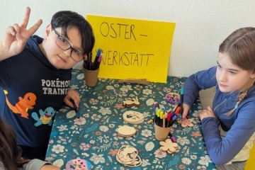 Ein Junge und ein Mädchen bemalen Osteranhänger beim Osterfest von Don Bosco Nürnberg