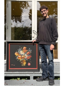 Junger Mann mit Brille und dunklen Haaren steht neben einem Gem&auml;lde mit Sommerblumenstrau&szlig; vor schwarzem Grund, das er selbst gemalt hat