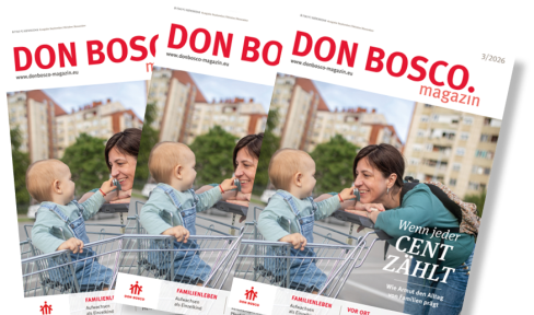 Das Cover des Don Bosco Magazins zeigt eine junge Frau deren Kleinkind in einem Einkaufswagen sitzt und eine Münze hält.