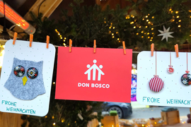An der Mitmachbude "Knopfloch" auf der Nürnberger Kinderweihnacht können Kinder Weihnachtskarten gestalten