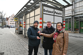 Stefan Müller, Leiter des Don Bosco Jugendwerks Nürnberg, erhält den Schlüssel zum Smart Kiosk von Rudi Bergmann und Barbara Lauterbach vom Süddeutschen Schaustellerverband 